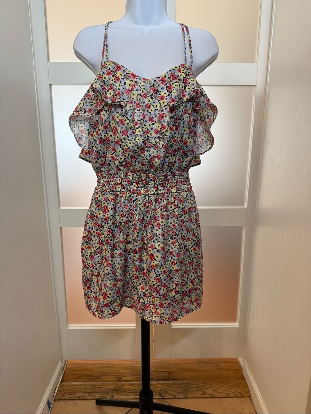 BCBGeneration Floral Ruffle Romper, size M. - Picture 2 of 13